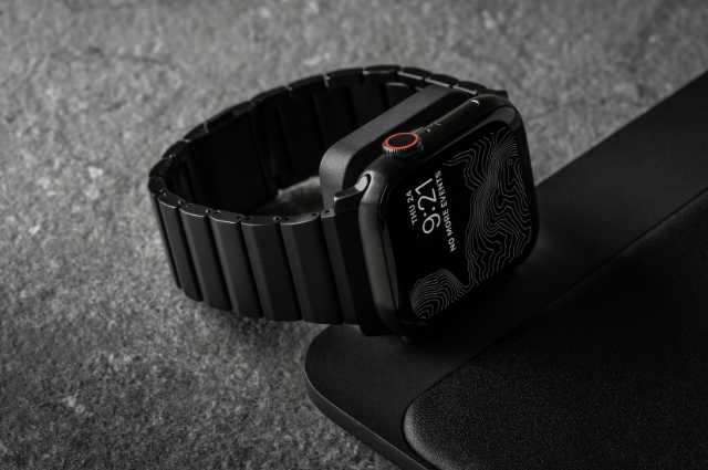 Correa metálica Nomad Titanium Band Apple Watch 45/49 mm negro